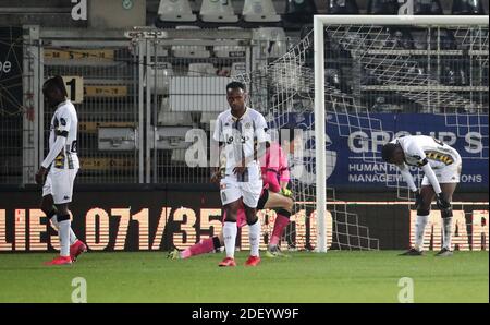 Charleroi, Belgien . Dezember 2020. CHARLEROI, BELGIEN - 02. DEZEMBER: Die Spieler von Charleroi sehen am 10. Dezember 2020 in Charleroi, Belgien, beim Jupiler Pro League Spieltag 02 zwischen Sporting de Charleroi und Waasland-Beveren niedergeschlagen aus. (Foto von Vincent Van Doornick/Isosport) Quelle: Pro Shots/Alamy Live News Stockfoto