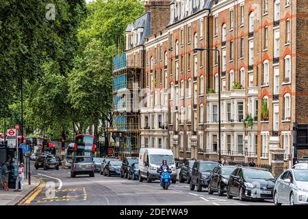 London, Großbritannien - 23. Juni 2018: Chelsea Bridge Road Street von Lister Hospital Bushaltestelle mit Menschen und Autos im Verkehr im Sommer durch viktorianischen Stil Backstein Stockfoto