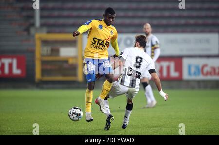 Charleroi, Belgien . Dezember 2020. CHARLEROI, BELGIEN - 02. DEZEMBER: Aboubakary Koita von Beveren kämpft am 10 02. Dezember 2020 in Charleroi um den Ball mit Ali Gholizadeh von Charleroi während des Jupiler Pro League Spieltages zwischen Sporting de Charleroi und Waasland-Beveren. (Foto von Vincent Van Doornick/Isosport) Quelle: Pro Shots/Alamy Live News Stockfoto