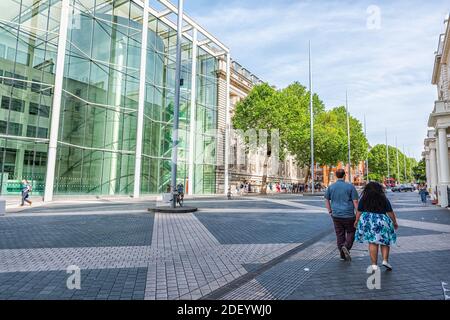 London, Großbritannien - 24. Juni 2018: Imperial College Business School Haupteingang Gebäude mit Menschen zu Fuß auf der Messe Straße Bürgersteig in Chelsea und Ken Stockfoto