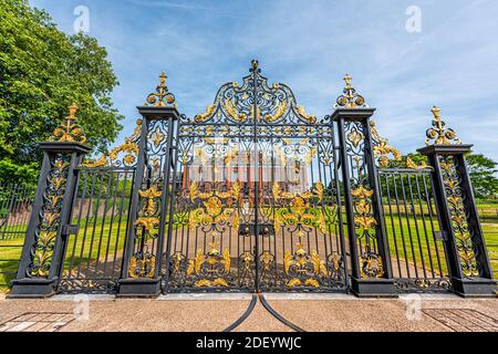 London, Großbritannien - 24. Juni 2018: Kensington Palace by Gardens im Hyde Park mit geschlossenem bronzefarbenen gusseisernen goldenen Eingang im Sommer mit blauem Himmel i Stockfoto