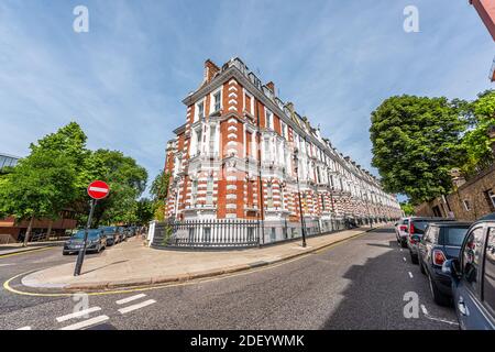 London, Großbritannien - 24. Juni 2018: Weiß und rot Backstein viktorianischen Architektur Wohnapartment Wohnung Haus Stadthaus auf leeren Hornton Straße in Chel Stockfoto