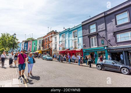 London, Großbritannien - 24. Juni 2018: Notting Hill Portobello Street Road in Chelsea und Kensington Bezirk mit bunten grünen türkisfarbenen bunten Stil Fla Stockfoto