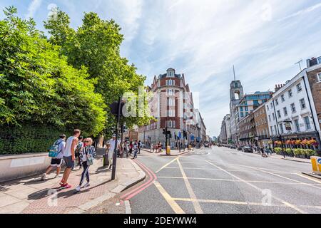 London, Großbritannien - 24. Juni 2018: Ecke der Baker and Park Street Road in City of Westminster mit Menschenmassen vom Sherlock Holmes Museum und der Volunte Stockfoto