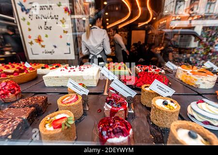 London, Großbritannien - 24. Juni 2018: L'Eto Bäckerei Café und Restaurant mit Einzelhandel Blick durch Fenster mit einer Auswahl an Schokolade, Limette und Strohhalm Stockfoto