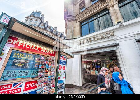 London, Großbritannien - 24. Juni 2018: Shake Shack Fast Food Burger Milkshake Cafe Restaurant am Leicester Square von Wardour und Coventry Street Kreuzung mit Stockfoto