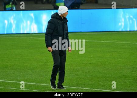 Kiew, Ukraine. Dezember 2020. KIEW, UKRAINE - 01. DEZEMBER: Real Madrids französischer Trainer Zinedine Zidane während des UEFA Champions League-Fußballspiels Gruppe B zwischen Shakhtar Donetsk und Real Madrid (Foto: Aleksandr Gusev/Pacific Press/Sipa USA) Credit: SIPA USA/Alamy Live News Stockfoto