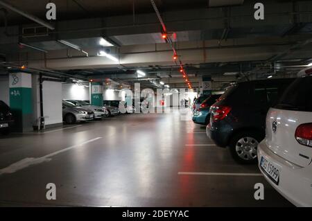 POZNAN, POLEN - 06. Apr 2019: Geparkte Autos in einer Parkgarage des Einkaufszentrums Posnania Stockfoto