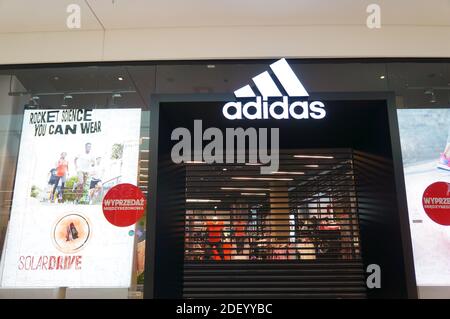 POZNAN, POLEN - 06. Apr 2019: Vordereingang eines Adidas-Sportladens in einem Einkaufszentrum Stockfoto