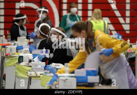 Die Menschen führen asymptomatische Tests mit lateralem Flussantigen in einem Testzentrum der Universität Edinburgh durch, bevor die Studenten für die Weihnachtsferien nach Hause reisen dürfen. Stockfoto