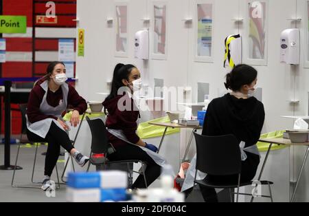 Die Menschen führen asymptomatische Tests mit lateralem Flussantigen in einem Testzentrum der Universität Edinburgh durch, bevor die Studenten für die Weihnachtsferien nach Hause reisen dürfen. Stockfoto