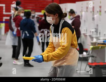 Die Menschen führen asymptomatische Tests mit lateralem Flussantigen in einem Testzentrum der Universität Edinburgh durch, bevor die Studenten für die Weihnachtsferien nach Hause reisen dürfen. Stockfoto