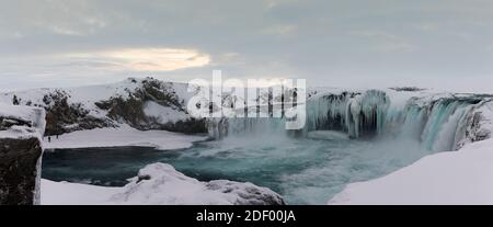 Eisgekühlter Godafoss Wasserfall mit einigen Besuchern für Skala Stockfoto