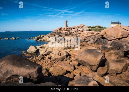 Gesamtansicht des Leuchtturms Ploumanac'h, Bretagne, Frankreich, Europa. Stockfoto