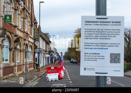 Vorübergehende Straßenänderungen, um soziale Distanzierungen für Käufer zu ermöglichen Britische Stadt während der 2020 Coronavirus covid-19 Pandemie Stockfoto