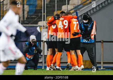 Charkow, Ukraine. Dezember 2020. Manor Solomon of Shakhtar (H) feiert sein Tor mit seinen Teamkollegen während der UEFA Champions League Gruppe B Etappe Stockfoto