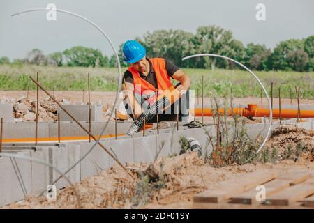 Baumeister Überprüfung seiner Gebäude oder Fundament des Hauses, Baukonzept Stockfoto