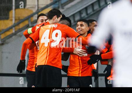 Charkow, Ukraine. Dezember 2020. Manor Solomon of Shakhtar (H) feiert sein Tor mit seinen Teamkollegen während der UEFA Champions League Gruppe B Etappe Stockfoto