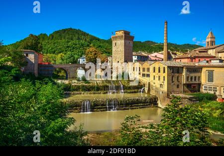 Römische Brücke, mittelalterlicher Turm und Metauro Fluss. Fermignano, Provinz Pesaro und Urbino, Region Marken, Italien, Europa. Stockfoto