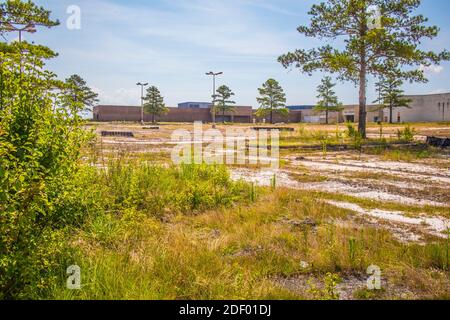 Augusta, GA USA - 07 04 20: Verlassene Regency Shopping Mall Eckgebäude Blick aus der Ferne Stockfoto