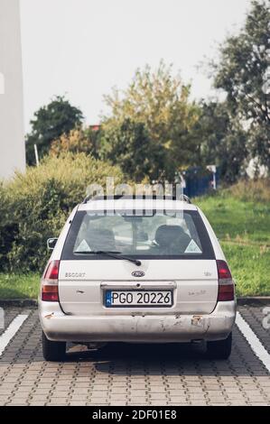 POZNAN, POLEN - 11. Sep 2017: Geparkt alten Ford Escort Auto auf einem Parkplatz in klassischen Film-Look Stockfoto