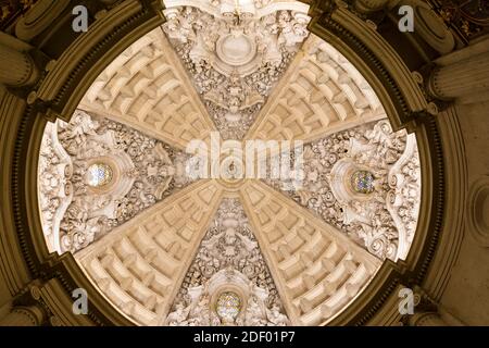 Kuppel Gewölbe der Kapelle von San Torcuato, ein sehr einzigartiger Raum in der Kathedrale. Kreisförmig im Plan und polygonal in der Höhe. Es passt zu einem großen klassischen m Stockfoto