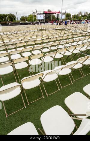 Graduate Grid - Audienz-Stühle stehen in Position und bereit für die Abschlussfeier an der Chapman University. Orange, Kalifornien, USA Stockfoto