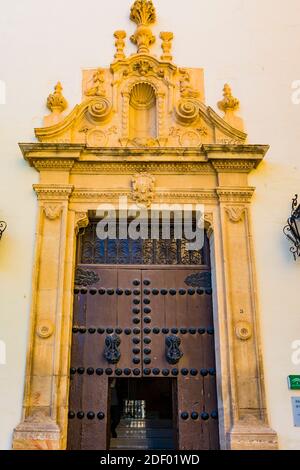 Eintritt in das alte Seminar. Derzeit ist seine Verwendung für die Schule der Künste und des Handwerks bestimmt. Guadix, Granada, Andalucía, Spanien, Europa Stockfoto
