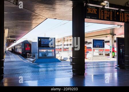 Bahnsteige des Bahnhofs. Bahnhof Venedig Santa Lucia. Venedig, Venetien, Italien, Europa Stockfoto