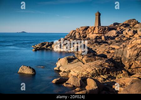 Gesamtansicht des Leuchtturms Ploumanac'h, Bretagne, Frankreich, Europa. Stockfoto