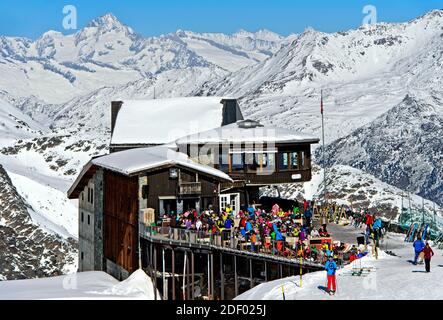 Versammlungen von Skifahrern, wie in der Vergangenheit im Bergrestaurant Längfluh oberhalb von Saas-Fee, sollten in der Covid Times, Saas-Fee, Schweiz, nicht gesehen werden Stockfoto