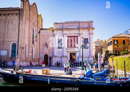 Die Gallerie dell'Accademia ist eine Museumsgalerie mit Kunst aus der Zeit vor dem 19. Jahrhundert In Venedig.Es ist in der Scuola della Carità auf untergebracht Das Südufer des Ga Stockfoto