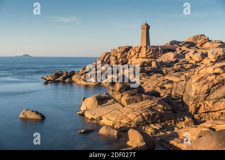 Gesamtansicht des Leuchtturms Ploumanac'h, Bretagne, Frankreich, Europa. Stockfoto