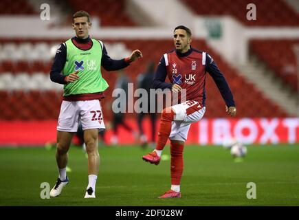 Ryan Yates von Nottingham Forest (links) und Anthony Knockaert wärmen sich vor dem Sky Bet Championship-Spiel am City Ground in Nottingham auf. Stockfoto