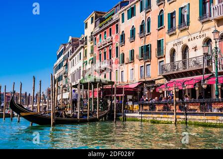 Gondeln Parkplatz in Riva del Vin Straße. Canal Grande. Venedig, Venetien, Italien, Europa Stockfoto