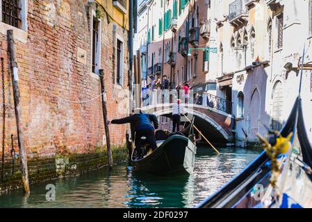 Touristen entdecken Venedig in Gondel durch die kleinen Kanäle. Venedig, Venetien, Italien, Europa Stockfoto