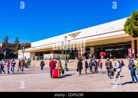 Fassade des Bahnhofs Santa Lucia mit Blick auf den Canale Grande. Bahnhof Venedig Santa Lucia. Venedig, Venetien, Italien, Europa Stockfoto