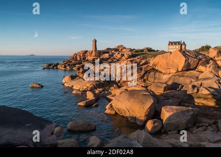 Gesamtansicht des Leuchtturms Ploumanac'h, Bretagne, Frankreich, Europa. Stockfoto