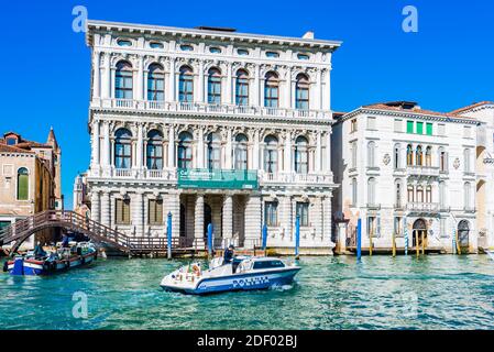 Ca' Rezzonico, Dorsoduro, Sestiere, ist ein bemerkenswertes Beispiel der venezianischen Barock-und Rokoko-Architektur des 18. Jahrhunderts.Es ist ein öffentliches Museum gewidmet Stockfoto