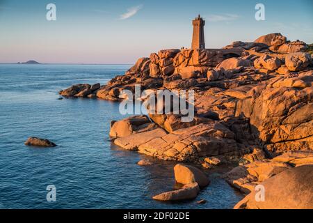 Gesamtansicht des Leuchtturms Ploumanac'h, Bretagne, Frankreich, Europa. Stockfoto