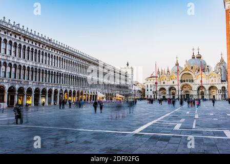 Markusplatz – Piazza San Marco und Westfassade der Markusbasilika.´s   ist ein Platz, an dem Sie die Markuskirche besichtigen können. Venedig, Venetien, Italien, Europa Stockfoto