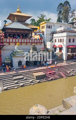 Menschenmenge beobachten Verbrennung von einem Balkon in Pashupatinath Tempel am Ufer des Bagmati-Flusses, UNESCO-Weltkulturerbe, (Es wird angenommen, dass ein Hindu Stockfoto