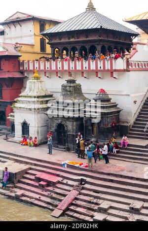 Menschenmenge beobachten Verbrennung von einem Balkon in Pashupatinath Tempel am Ufer des Bagmati-Flusses, UNESCO-Weltkulturerbe, (Es wird angenommen, dass ein Hindu Stockfoto