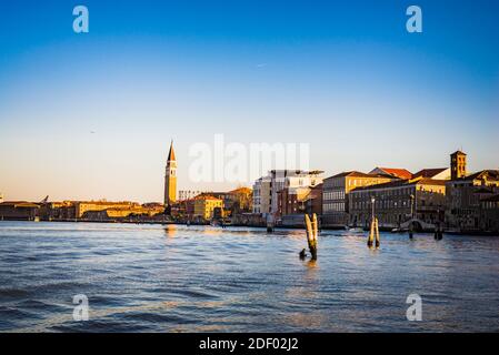 Sonnenuntergang über dem Castello Viertel - Castello Sestiere. Hervorhebung des Glockenturms der Kirche San Francesco della Vigna. Venedig, Venetien, Ita Stockfoto