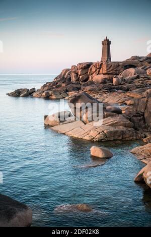 Gesamtansicht des Leuchtturms Ploumanac'h, Bretagne, Frankreich, Europa. Stockfoto