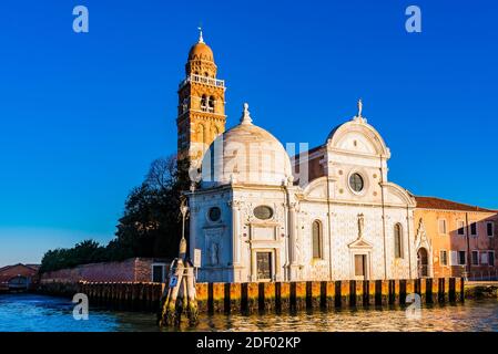 Kirche von San Michele in Isola. Codussi's glatte und strenge Fassade kontrastiert mit der Emiliana Kapelle, später hinzugefügt.San Michele ist eine Insel im Ve Stockfoto