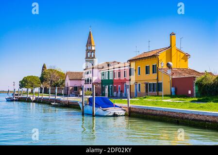 Glockenturm der Kirche San Michele Arcangelo in Mazzorbo. Mazzorbo ist eine Insel in der nördlichen Lagune von Venedig. Es ist mit Burano durch eine Brid verbunden Stockfoto