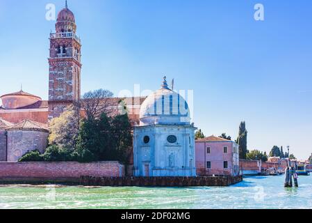 Mauro Codussi's Chiesa di San Michele in Isola von 1469, die erste Renaissance-Kirche in Venedig. San Michele ist eine Insel in der Lagune von Venedig, im Norden Stockfoto