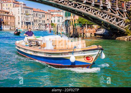 Frachtkahn segelt auf dem Canal Grande. Venedig, Venetien, Italien, Europa Stockfoto