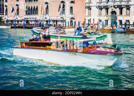 Wassertaxi mit Passagieren auf dem Grand Canal. Venedig, Venetien, Italien, Europa Stockfoto
